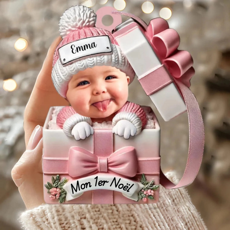 Ornement Acrylique Personnalisé – Bébé dans une Boîte Cadeau