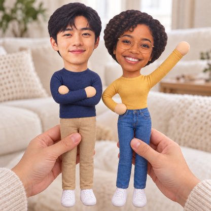 Poupée en peluche articulée personnalisée avec photo — Un petit double qui prend la pose