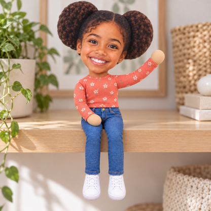 Poupée en peluche articulée personnalisée avec photo — Un petit double qui prend la pose