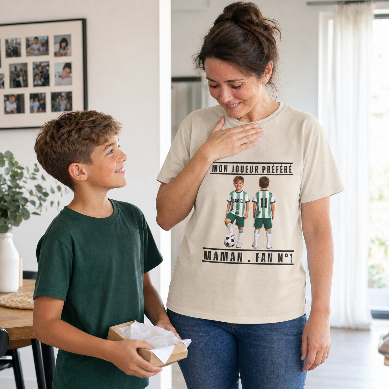 T-shirt Maman de Foot personnalisé – Portrait, prénom et numéro de son enfant