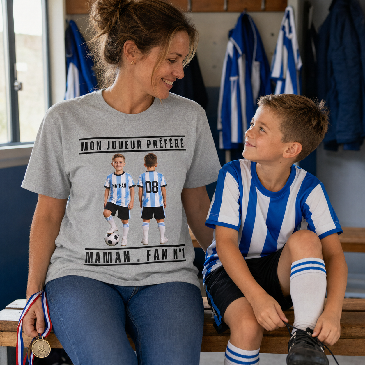 T-shirt Maman de Foot personnalisé – Portrait, prénom et numéro de son enfant