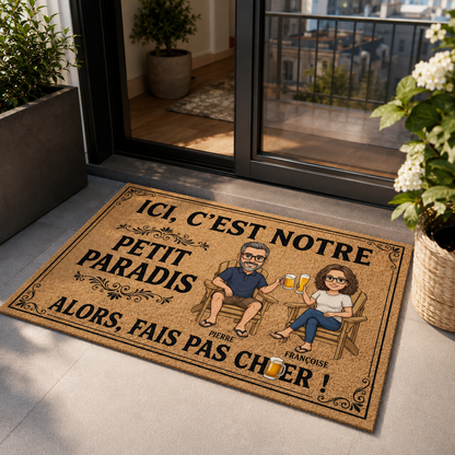 Tapis Personnalisé Couple avec Photo et Prénoms – « Ici, C’est Notre Petit Paradis » – Cadeau Maison Drôle et Original