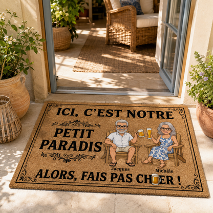 Tapis Personnalisé Couple avec Photo et Prénoms – « Ici, C’est Notre Petit Paradis » – Cadeau Maison Drôle et Original